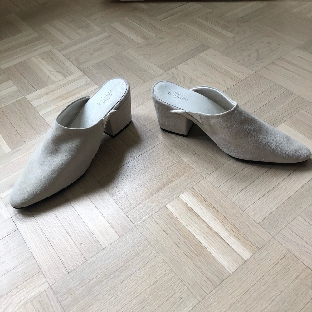 Urban Outfitters White Suede Mule Chunky Heels 7